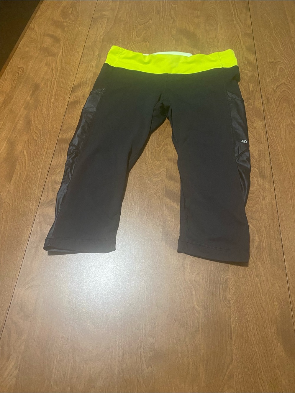 Lululemon Womens Black Capri Leggings with Neon Yellow Waistband size M (8-10)